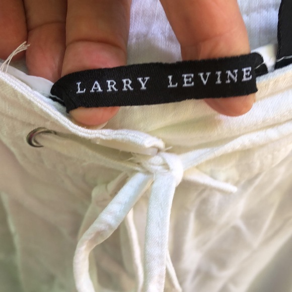 Excellent condition. White 55% linen capris. Very cool summer pants. Size 14 - Picture 3 of 6